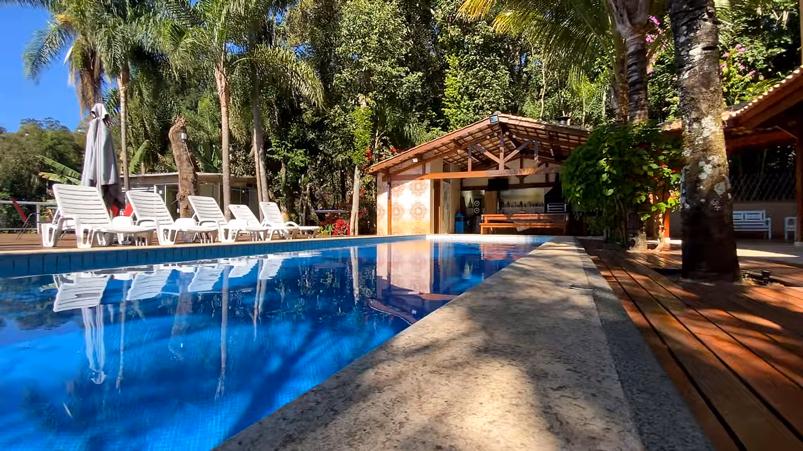 Piscina e área externa